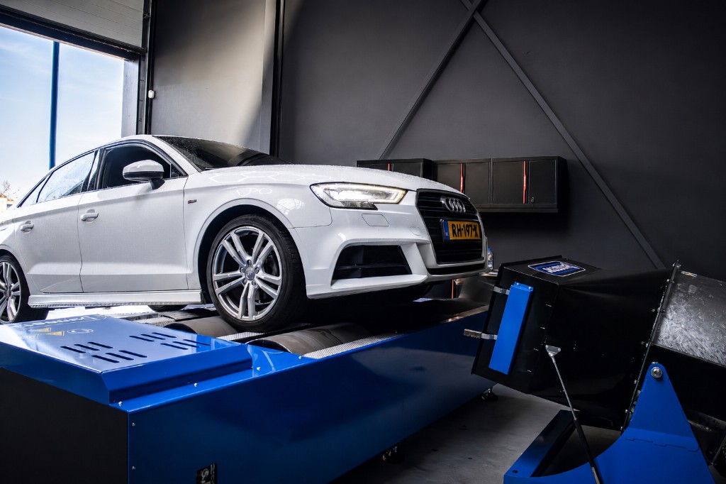 Professionele foto van een auto op de rollenbank in een garage